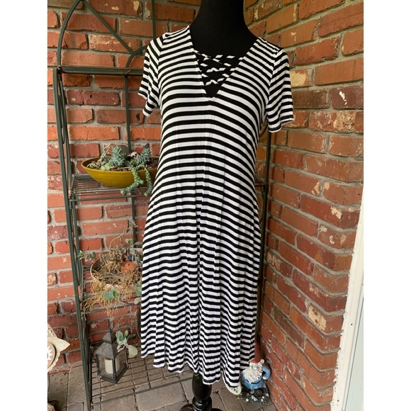 PinkBlush Maternity Dress- Black & White (Medium) - Picture 1 of 2